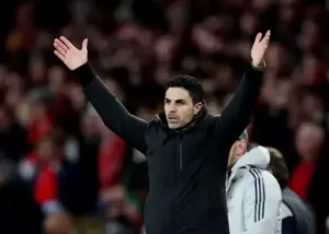 آرتتا اینجا نقش الکس فرگوسن را بازی کرد