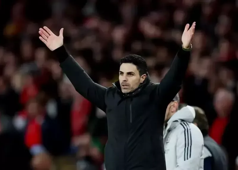 آرتتا اینجا نقش الکس فرگوسن را بازی کرد