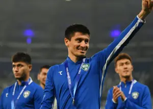 مدال طلای تورنمنت فیفا بر گردن ستاره تراکتور