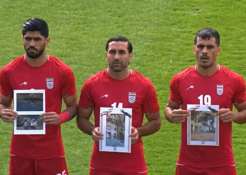بازیکنان ایران با عکس دختران شهید در رسانه خارجی