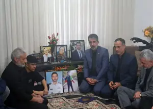 تقدیم مدال جهانی کشتی به شهید ناوشکن دنا  