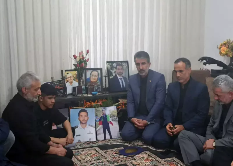 تقدیم مدال جهانی کشتی به شهید ناوشکن دنا  