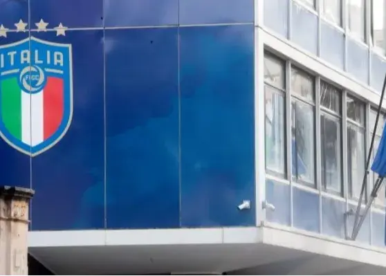 حمله به ساختمان فدراسیون فوتبال ایتالیا با تخم مرغ!