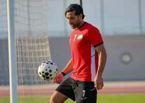 قدوس با بازوبند به سمت فرهاد مجیدی!