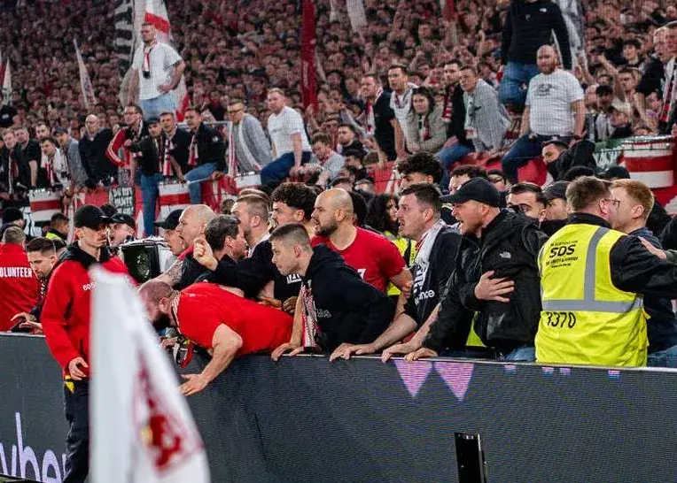 جنجال بزرگ در آلمان: هجوم هواداران به زمین!