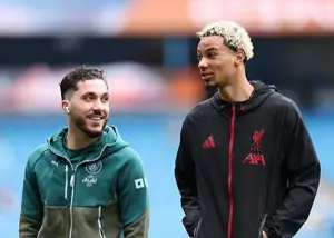 شرکی با پیراهن لیورپول روی نیمکت!