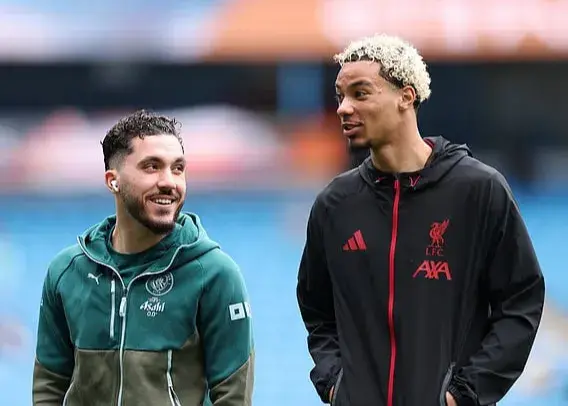 شرکی با پیراهن لیورپول روی نیمکت!