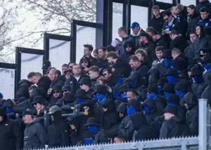 تماشاگران نقاب‌دار دربی هلند را معلق کردند!