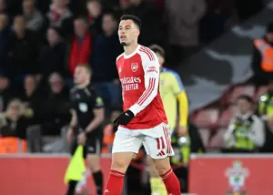 فرار ستاره آرسنال از محرومیت پس از هل دادن داور