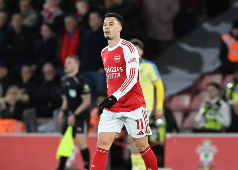 فرار ستاره آرسنال از محرومیت پس از هل دادن داور