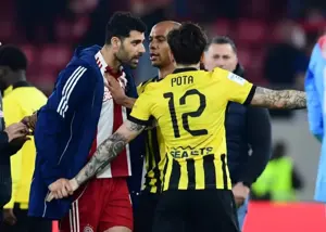 طارمی در متن درگیری دربی جنجالی یونان (عکس)