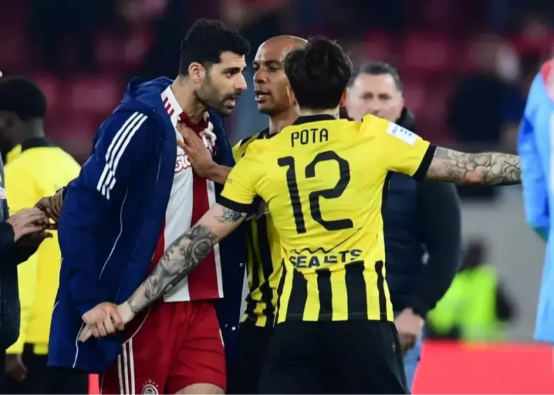 طارمی در متن درگیری دربی جنجالی یونان (عکس)