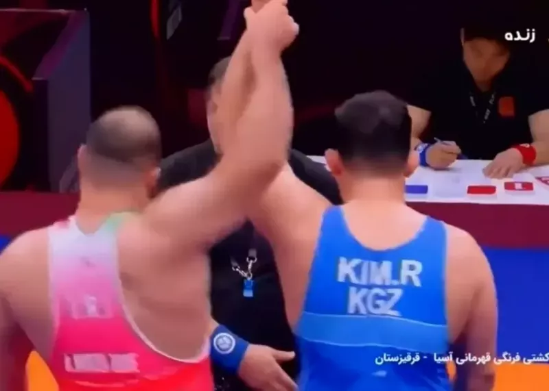 پهلوانی سنگین وزن و واکنش عجیب داور!(عکس)