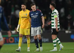 دور افتخار گیوکرش در ورزشگاه اسپورتینگ