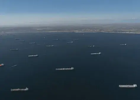 اذعان سیانان: شناورهای ایرانی از تنگه عبور میکنند