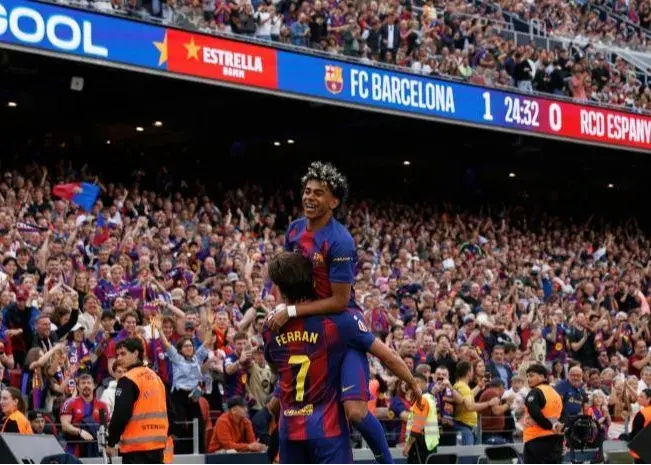 رکورد نوکمپ شکسته شد: جای سوزن انداختن نیست