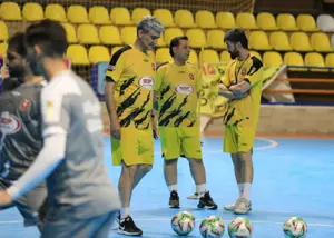 سالنی‌بازان صدرنشین پا به توپ شدند (عکس)