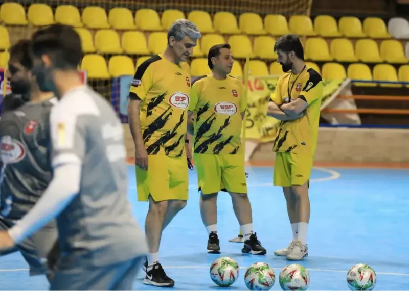 سالنی‌بازان صدرنشین پا به توپ شدند (عکس)