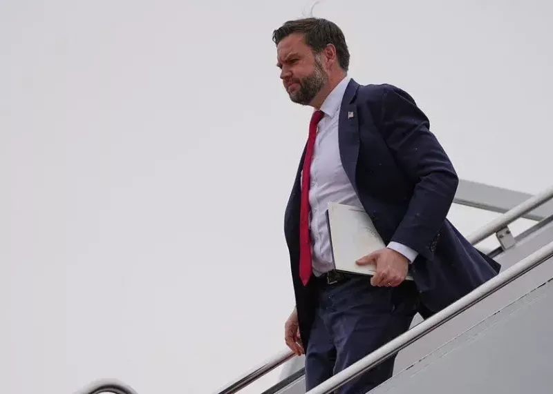 ونس، اسلام‌آباد را ترک کرد