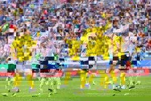 محبی با گل به نیمکت منتقل شد!