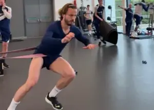 عجیب‌ترین عکس سال: پای باربیِ ستاره تکنیکی!