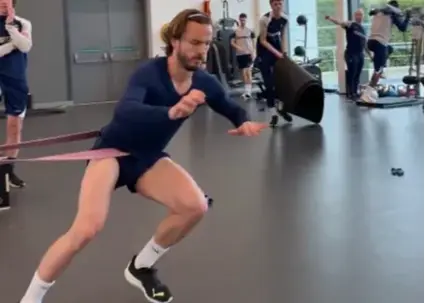 عجیب‌ترین عکس سال: پای باربیِ ستاره تکنیکی!