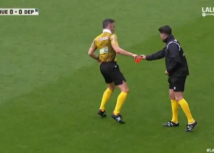 داوری که کارتهایش را فراموش کرده بود!