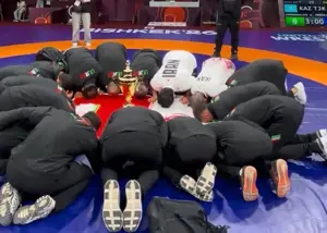 سجده آزادکاران به‌‌ پرچم ایران‌ بعد از قهرمانی