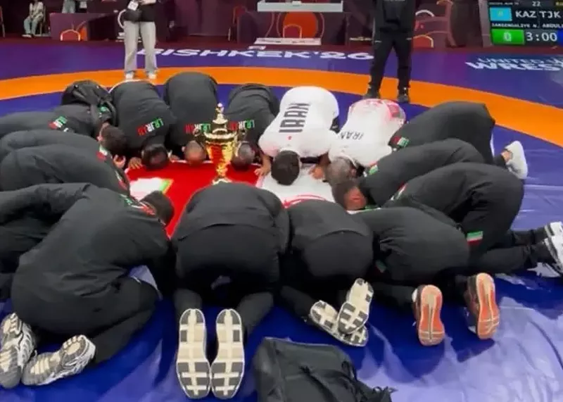 سجده آزادکاران به پرچم ایران بعد از قهرمانی