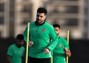 عزت‌اللهی با چسب‌کاری مقابل تراکتور!