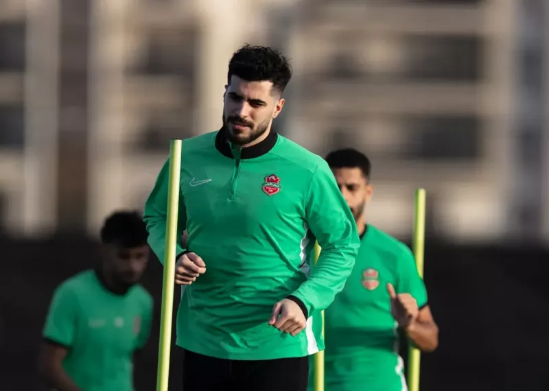 عزتاللهی با چسبکاری مقابل تراکتور!