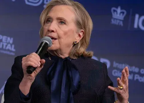 کلینتون: ما اکنوت در جایگاه ضعیفی قرار داریم