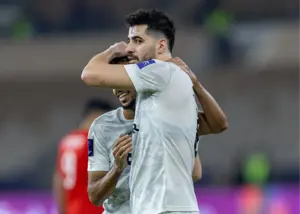 قدردانی عزت‌اللهی از سازنده گل به تراکتور (عکس)