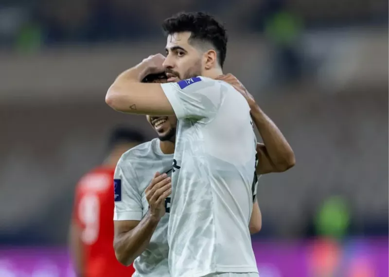 قدردانی عزت‌اللهی از سازنده گل به تراکتور (عکس)