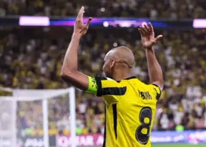 جشن ستاره سابق لیورپول در آسیا (عکس)