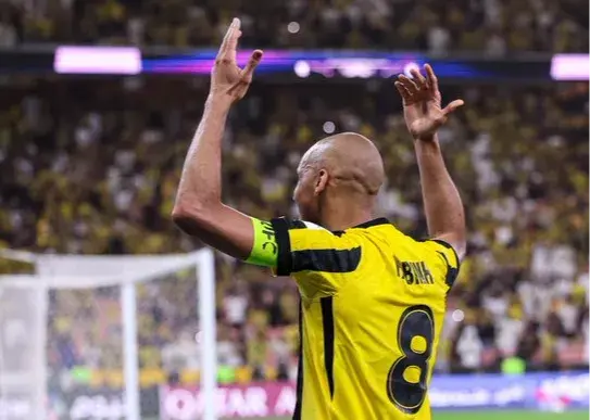 جشن ستاره سابق لیورپول در آسیا (عکس)