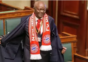 حرکت جالب پدر کمپانی: با شال بایرن در مجلس بلژیک!