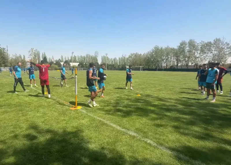 جنگ کاپیتان‌ها در تمرینات چادرملو اردکان