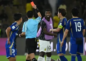 پرتاب آب دهان به سمت داور از سوی احمد! (عکس)