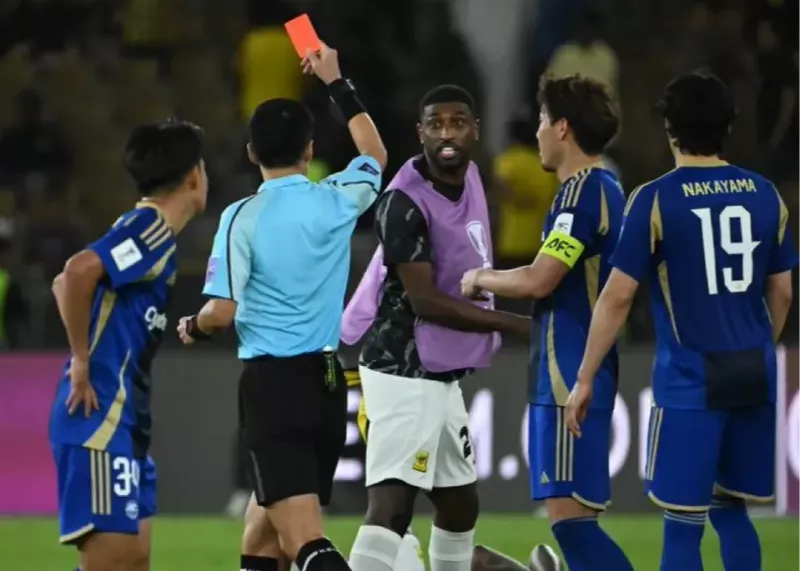 پرتاب آب دهان به سمت داور از سوی احمد! (عکس)