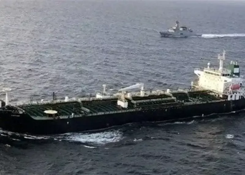 هدف قرار گرفتن نفتکش متخلف در تنگه هرمز