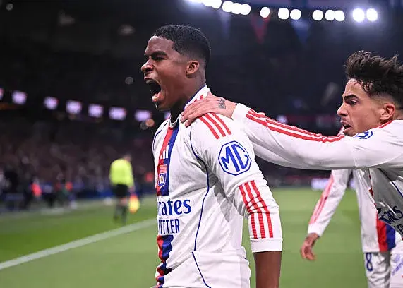 یک رئالی پاریس را به آتش کشید!