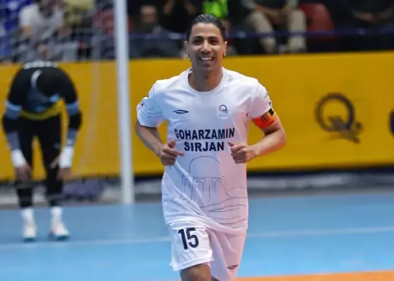 آقای گل فوتسال به یاد بچه‌های میناب (عکس)