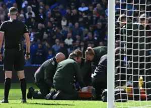 گلر لیورپول با برانکارد از زمین بیرون رفت