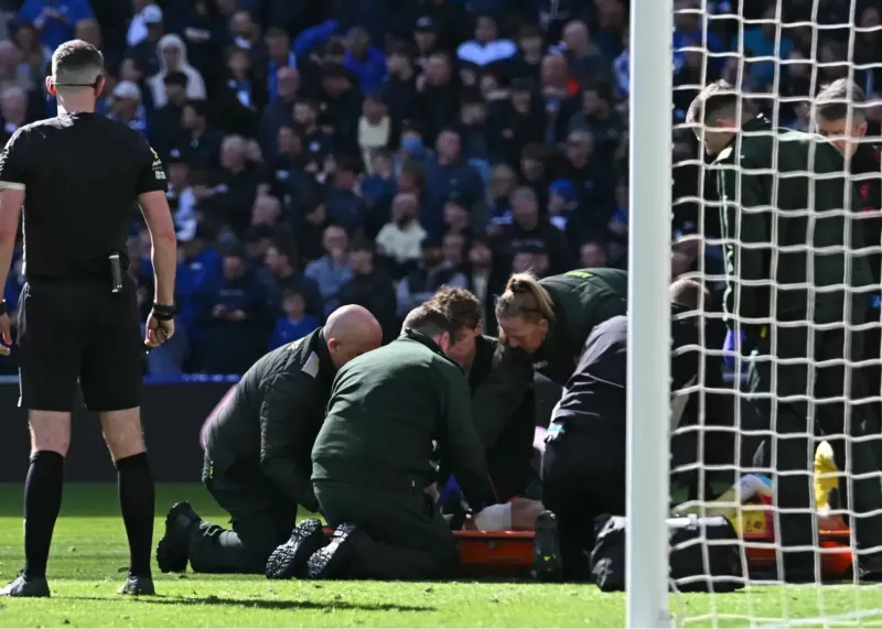 گلر لیورپول با برانکارد از زمین بیرون رفت