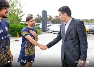 مدیرعامل پرسپولیس همراه سرخپوشان در آزادی