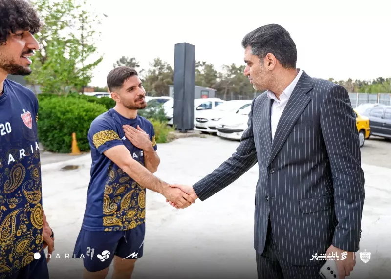 مدیرعامل پرسپولیس همراه سرخپوشان در آزادی