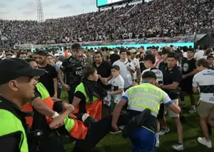 دربی خونین: شلیک گلوله پلاستیکی در استادیوم