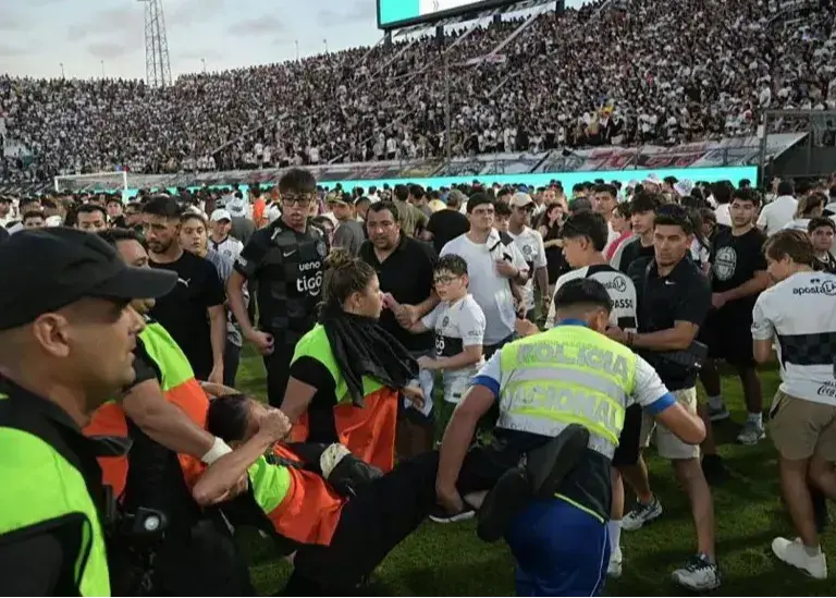 دربی خونین: شلیک گلوله پلاستیکی در استادیوم