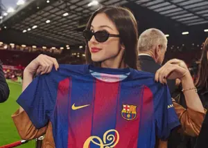 لوگوی خواننده محبوب نوجوانان روی لباس بارسا